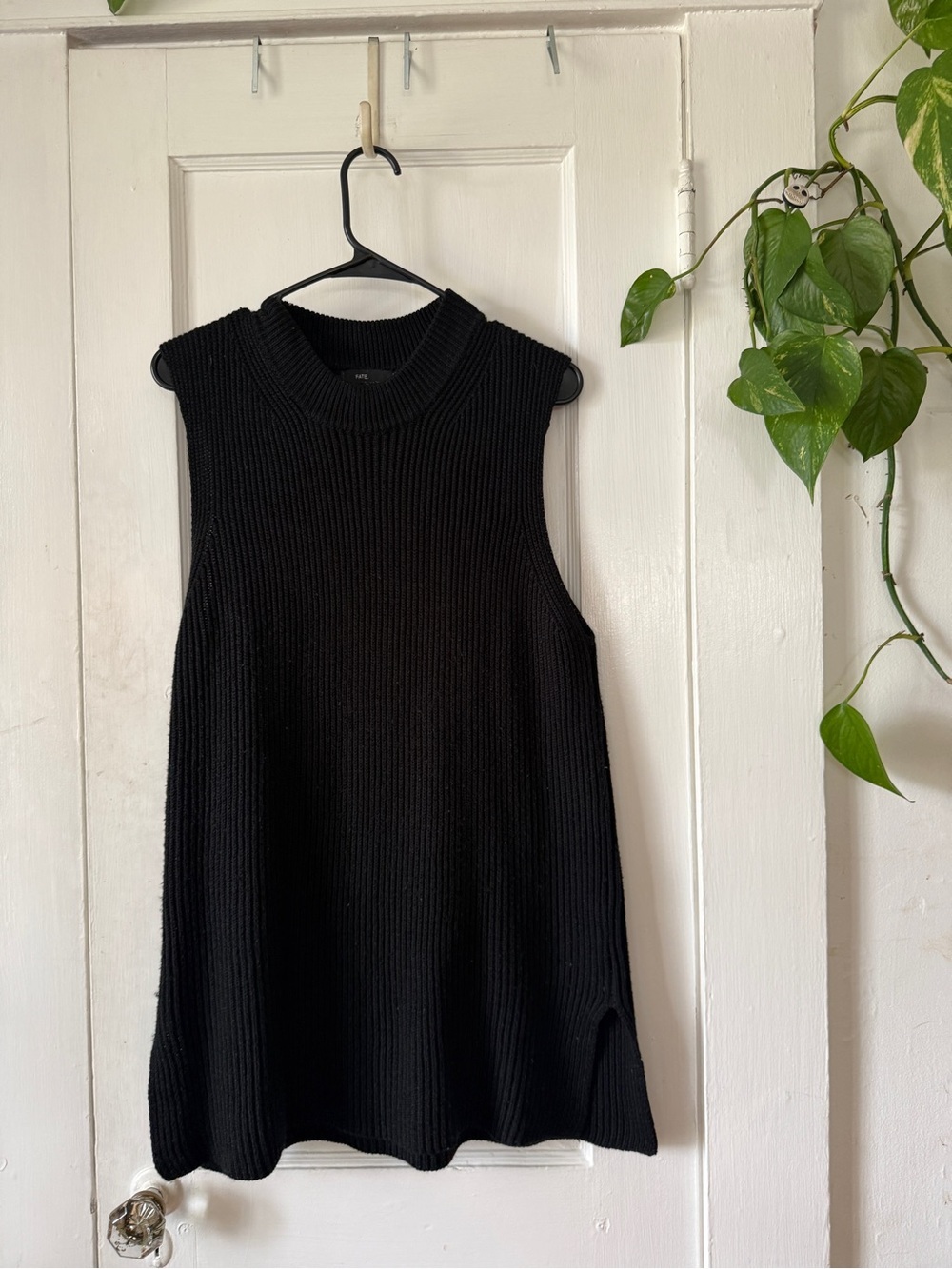 FATE size L Black Sleeveless Ribbed Knit Tunic